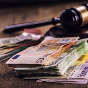 Vor Gericht geht es um viel Geld (Copyright: Shutterstock)