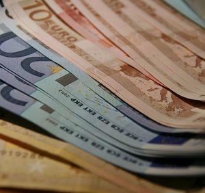 Geld: Berliner Firmen überweisen erst später (Foto: pixabay.com, skeeze)