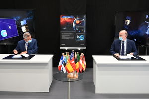 Franco Ongaro (links) und Marco Fuchs bei der Vertragsunterzeichnung (© ESA)