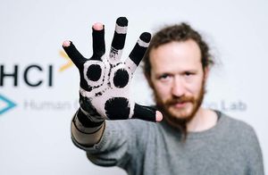 E-Handschuh: erfasst Handbewegungen digital (Foto: uni-saarland.de, O. Dietze)
