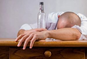 Betrunken: Alkohol schädigt das Gehirn nachhaltig (Foto: pixabay.com, jarmoluk)