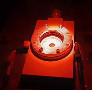 Bioelektrode wird zur Messung mit rotem Licht bestrahlt (Foto: Felipe Conzuelo)