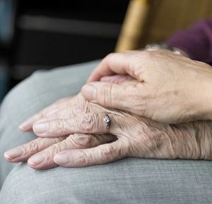 Alte und junge Hand: Pflege geht an die Substanz (Foto: pixabay.de/sabinevanerp)