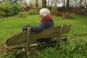 Ältere leiden weniger unter der Einsamkeit (Foto: uschi dreiucker, pixelio.de)