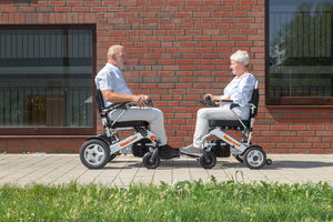 Immer mobil im Elektro-Rollstuhl (Foto: ackerblau)