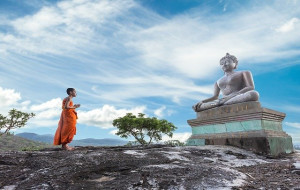 Buddhistischer Mönch vor einer Buddha-Statue (Foto: Sasin Tipchai, pixabay.com)