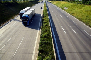 Autobahn: Ohne Migranten stünde fast jeder vierte Lkw still (Foto: Ulrike Leone, pixabay.com)