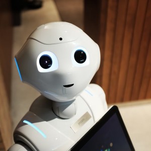 Netter Roboter: Kinder mögen diese Maschinen (Foto: Alex Knight, unsplash.com)