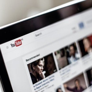 YouTube: neue Ideen im Kampf gegen Falschinfos (Foto: NordWood Themes, unsplash.com)