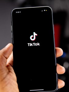 TikTok: ist für Moderatoren ein finsterer Ort (Foto: Solen Feyissa, unsplash.com)