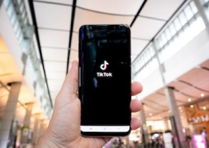 TikTok: kein Erfolg beim Shopping in Europa und USA (Foto: unsplash.com, Olivier Bergeron)