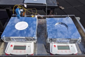 Vergleichsmessung mit (links) und ohne neues Kühlsystem (Foto: Zhengmao Lu, mit.edu)