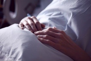 Frau im Bett: Herzinfarkt-Patientinnen öfter rehospitalisiert (Foto: pixabay.com, AlexanderGrey)