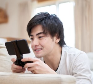 Mobile-Gamepad in Aktion: Trend greift in Deutschland um sich (Foto: game.de)