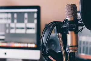 Im Studio: Podcasts sind in den USA auf dem Vormarsch (Foto: unsplash.com, Will Francis)