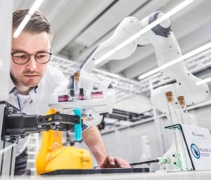 Fraunhofer-Ingenieur des IEM forscht an Greifsystemen (Foto: Wolfgang Schroll, iem.fraunhofer.de)