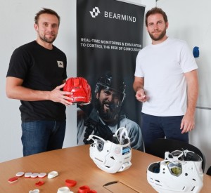 Bearmind-Gründer präsentieren die neuen Schutzhelme (Foto: Alain Herzog, epfl.ch)