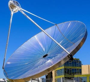 Parabolantenne der auf dem EPFL-Campus betriebenen Installation (Foto: epfl.ch)