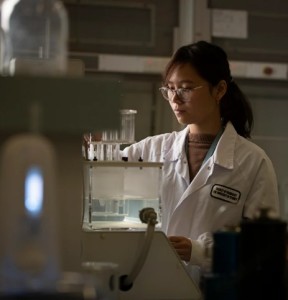 Pharmazeutin Huyen Phan im Labor für die Organoid-Züchtung (Foto: sydney.edu.au)