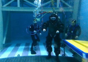 Test des neuen Taucheranzugs in einem Wassertank in den USA (Foto: nre.navy.mil, Ronnie Newsome)