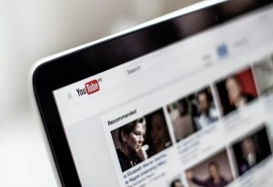 Videoliste: YouTube versagt bei Jugendschutz komplett (Foto: unsplash.com, NordWood Themes)