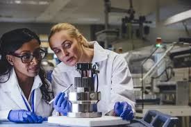 Arbeit im Pelechano-Laboratorium: Test für Antibiotikaresistenzen entwickelt (Foto: ki.se)