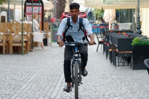 Ausliefernder Fahrradkurier: Apps machen oftmals bequem (Foto: Mircea, pixabay.com)