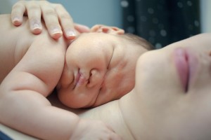 Intensiver Hautkontakt: Das schützt vor allem Frühgeborene effektiv (Foto: Samuel Lee, pixabay.com)