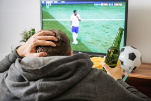 Fan vor dem TV: Verhalten verändert sich zunehmend (Foto: pixabay.com, Jan Vasek)