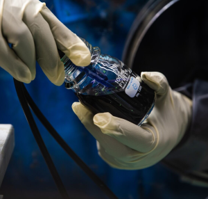 Mit Zucker versetzter Elektrolyt für die Redox-Flow-Batterie (Foto: Andrea Starr/PNNL)