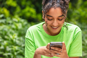 Junge Frau, die hoffentlich richtige Infos aus sozialen Medien erhält (Foto: University of Boston)