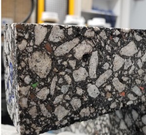 Querschnitt durch den neuen Asphalt, der mit Kunststoff angereichert worden ist (Foto: rmit.edu.au)