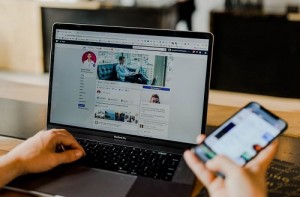 Facebook: Nutzung doch nicht schlecht für das Wohlbefinden (Foto: unsplash.com, Austin Distel)