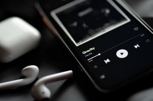 Musik-Streaming: Sammeln steigert laut Forschern den Hörgenuss (Foto: unsplash.com, Filip)