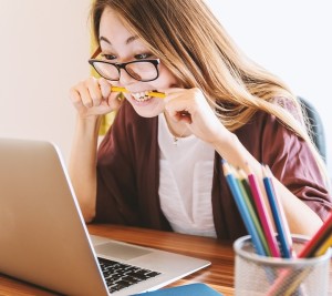 Verzweifelt am Laptop: Frauen haben oft nicht gleiche Web-Teilhabe (Foto: pixabay.com, JESHOOTS-com)