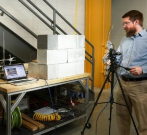 Physiker Philip Boudreaux beim Testen der Leckerkennung per Schlierenfotografie (Foto: ornl.gov)