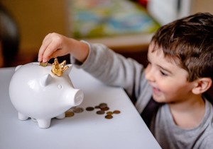 Junge mit Sparschwein: Frühe Übung mit Finanzen (Foto: pixabay.com, OleksandrPidvalnyi)