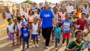 Glory Matipile mit Kindern in Südafrika (Foto: Scientology Kirche)