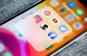 Social Media: Kurzvideos statt Links zu Nachrichten im Trend (Foto: unsplash.com, Adem AY)