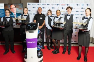 Serviceroboter BellaBot mit Serviceteam HotelTalk 2023 (Foto: Sebtotics)