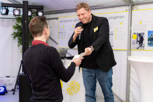 Benjamin Jentzsch ehrt einen Mitarbeiter während der Festrede (Foto: Druckerei Jentzsch)