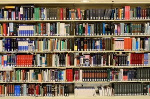 Bibliothek: Weg zum Buch dauert in der Regel lange (Foto: pixabay.com, ElasticComputeFarm)