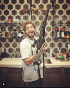 Musikstar Post Malone wirbt auf Instagram für sein Gewehr (Foto: instagram.com)