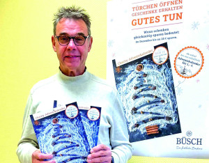 Norbert Büsch präsentiert den neuen Adventskalender (Foto: Handwerksbäckerei Büsch)