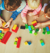 Kinder: Auch Spielen gehört inzwischen zur Behandlung (Foto: cambridgechildrens.org.uk)