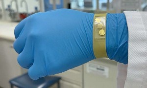 Elektronische Nase: Diese wird wie ein Armband getragen (Foto: Seamus Daniel, rmit.edu.au)