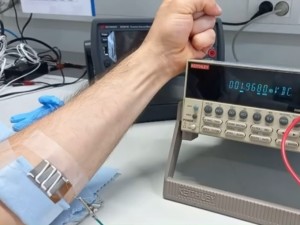 Mit dem Arm Strom erzeugen: Ein neuer flexibler TEG ermöglicht das (Foto: nieuws.kuleuven.be/en)