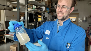 Recycler Edvin Bågenholm-Ruuth bei der Laborarbeit (Foto: lunduniversity.lu.se)