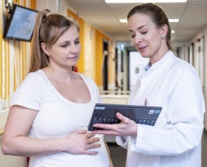 Stefanie Wallwiener (rechts) im Gespräch mit einer schwangeren Frau (Foto: umh.de)