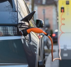 An der Säule: Neues Lade-Management hält Batterien länger fit (Foto: Felix Müller, pixabay.com)